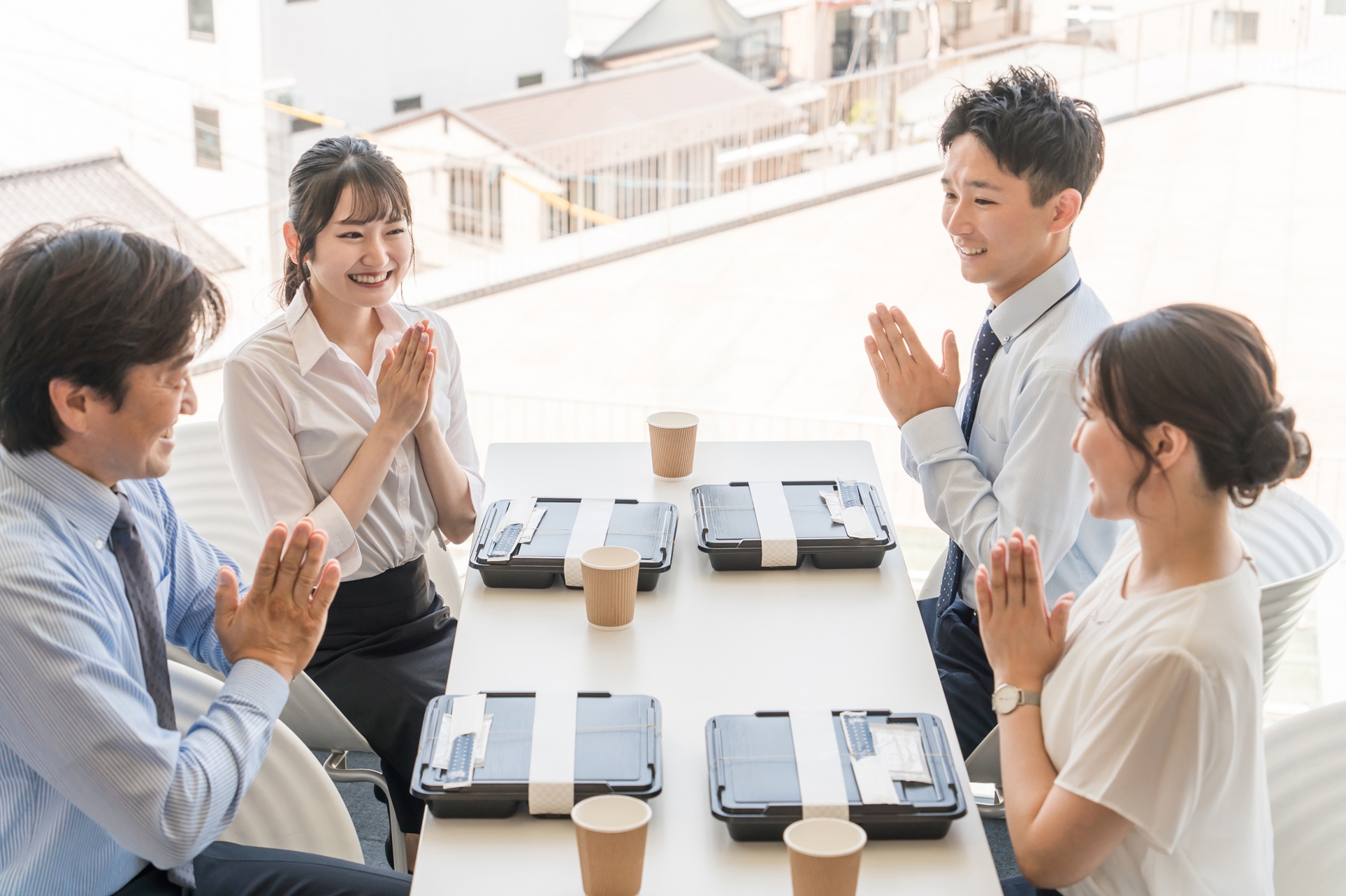 集まってお弁当を食べる従業員